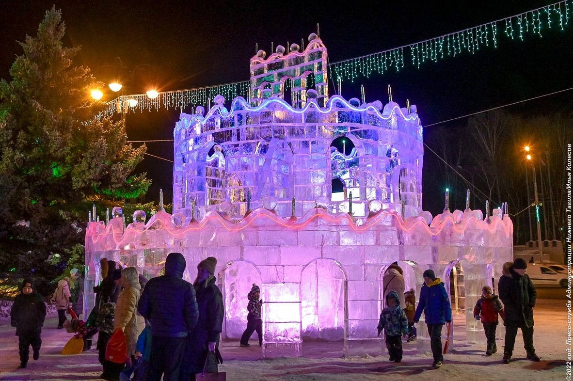 В Нижнем Тагиле открылся новогодний городок на Театральной площади |  29.12.2022 | Екатеринбург - БезФормата